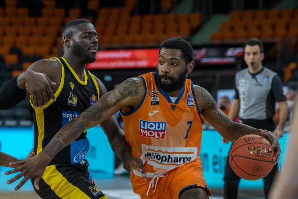 曼市德比：曼联主场迎战曼城，红蓝大战再度上演