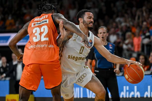 顽强！冰岛末节弹无虚发 连进五记三分将分差追至6分