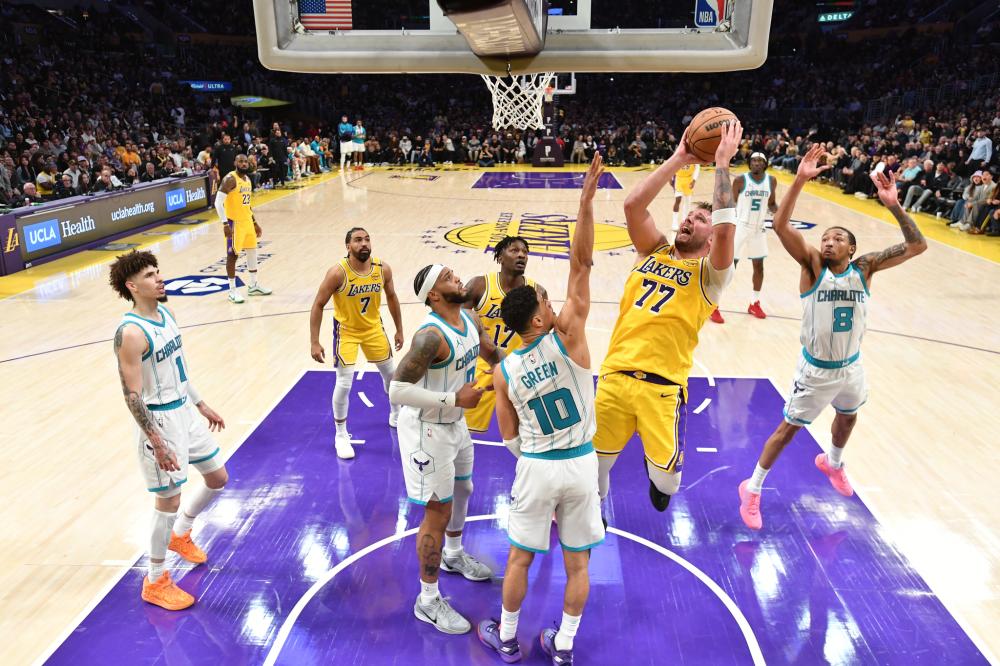 NBA交易市场动态：湖人完成外援引进（NBA交易最新进展：湖人签下外援）