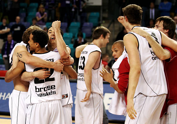 NBA交易市场动态：湖人完成外援引进（NBA交易最新进展：湖人签下外援）